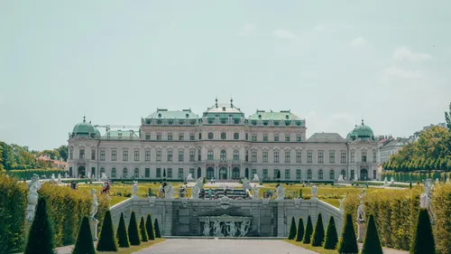 Palast mit Gärten und Statuen vorne