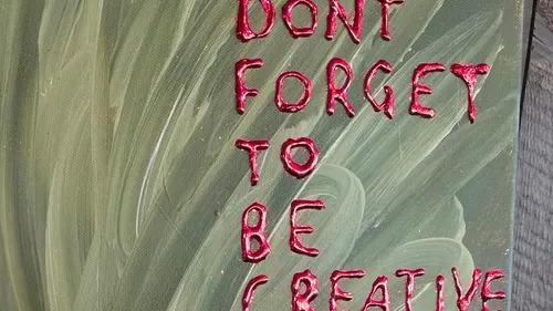 Text mit der Aufschrift 'Don't forget to be creative'.