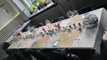 Kunstzubehör auf Tisch im Klassenzimmer.
