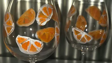 Weingläser mit Orangenscheiben bemalt.
