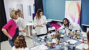 Frauen malen im Kunststudio-Workshop.