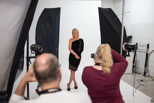 Modell posiert im Studio mit Fotografen.