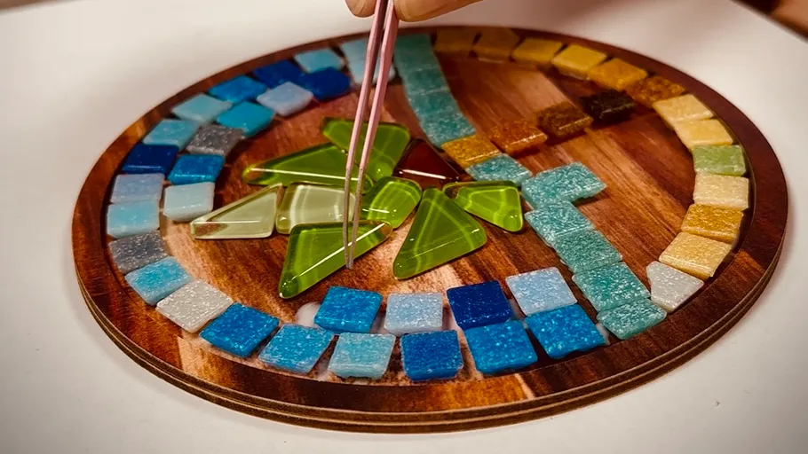 Design glass mosaic coasters for children in Gelnhausen