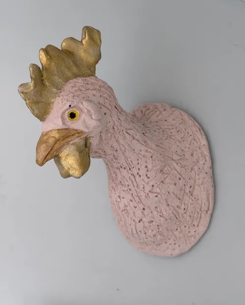 Ton-Hahnskulptur auf grauem Hintergrund.