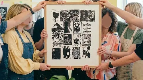 Gruppe hält schwarz-weiße Kunst, Innenraum.