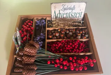 Holzkiste mit verschiedenen Dekorationsartikeln, drinnen.