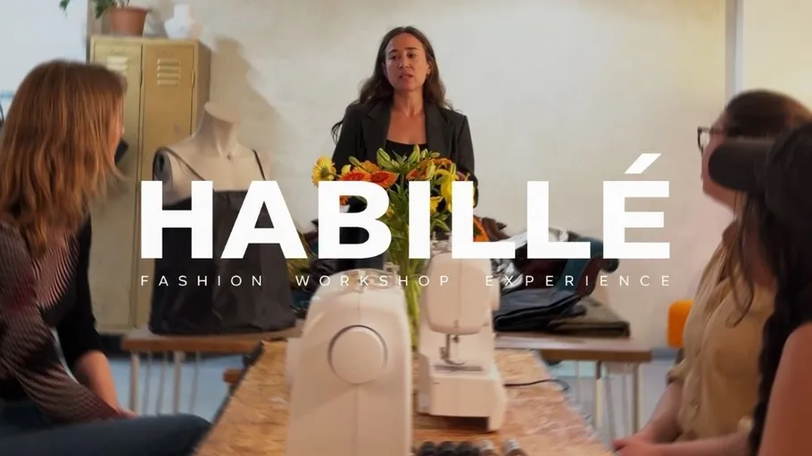 Frau leitet Modedesign-Workshop.