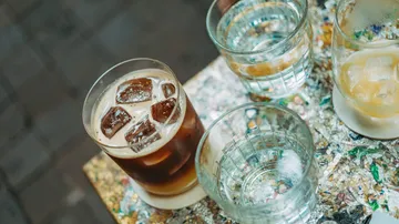 Eiskaffee und Wassergläser auf Tisch.