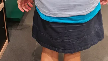 Person trägt Lagenkleidung im Innenbereich.