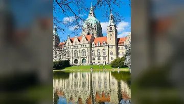 Historisches Gebäude spiegelt sich im Teich.
