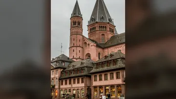 Kirchtürme über historischen Gebäuden.