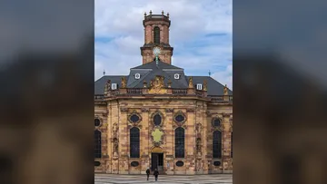 Historische Kirchenfassade mit Uhrturm.