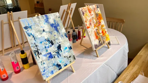 Abstrakte Gemälde auf Staffeleien im Atelier.