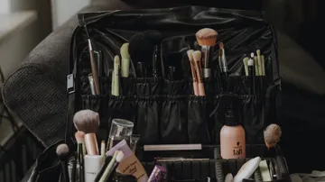 Schminkpinsel organisiert in einer schwarzen Tasche.