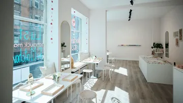 Leeres Nagelstudio mit moderner Einrichtung.