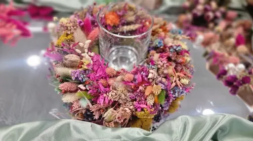 Glas von lebhaftem Blumenkranz umgeben.