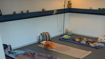 Yogamatten in einem dunklen Raum ausgebreitet.
