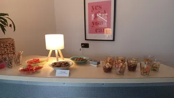 Buffettisch mit Snacks und Getränken.