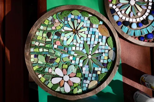 Runde Mosaikkunst mit Blumenmustern im Freien.