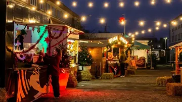 Weihnachtsmarktstände mit festlichen Lichtern
