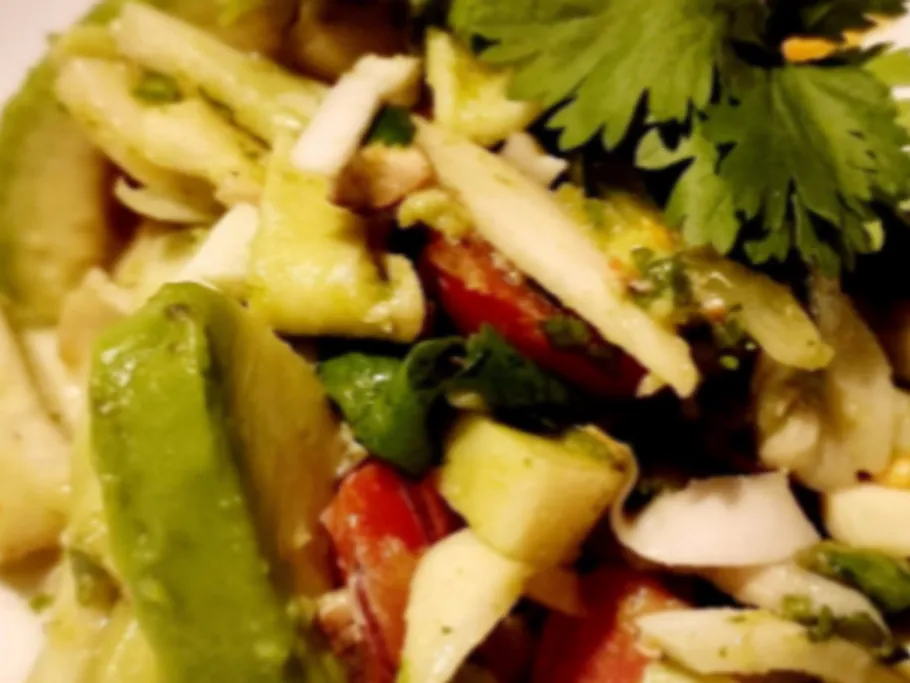 Frischer Salat, gemischt mit Avocado und Kräutern.