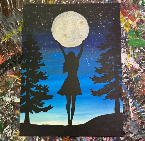 Frauensilhouette hält Mond am Nachthimmel.