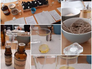 Fläschchen und Materialien auf einem Tisch für Aromatherapie.