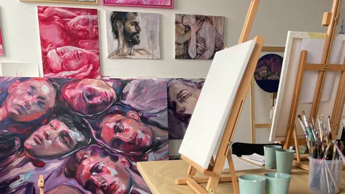 Expressive Porträtmalerei im Atelier in Maxvorstadt