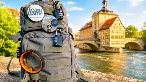 Rucksack mit Abzeichen nahe historischem Gebäude.