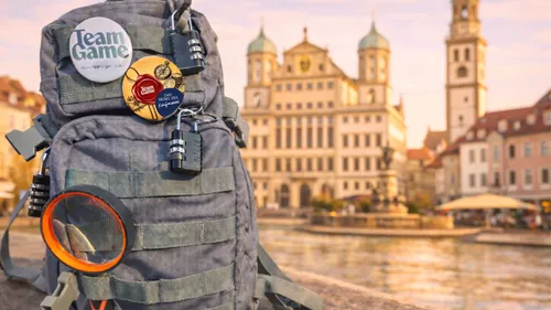 Rucksack mit Schlössern vor historischem Gebäude.