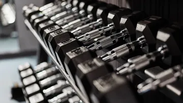 Hanteln auf einem Ständer im Fitnessstudio