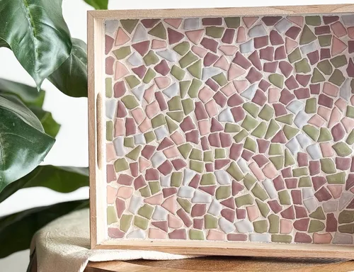 Mosaiktablett mit grünen und rosa Stücken.
