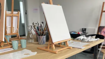Leinwand auf Staffelei im Kunststudio.
