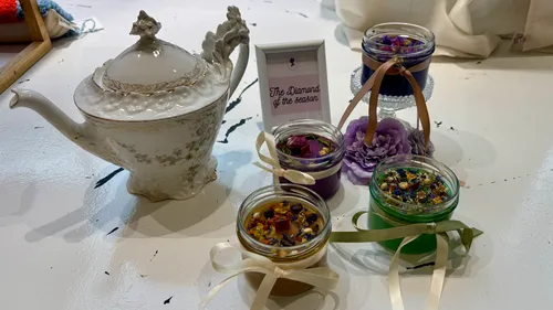 Duftkerzen gießen in Hamburg: Scents & Secrets bei Tee