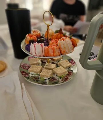 Etagere mit Desserts und Sandwiches.