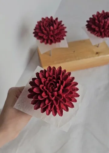 Rote Blume aus Buttercreme auf Halter.