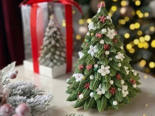 Designing a Zefir tree: edible Christmas decoration in Vienna