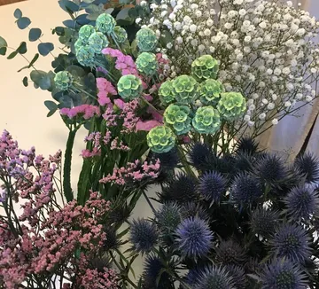 Bunte Blumen stehen arrangiert auf einem Tisch.