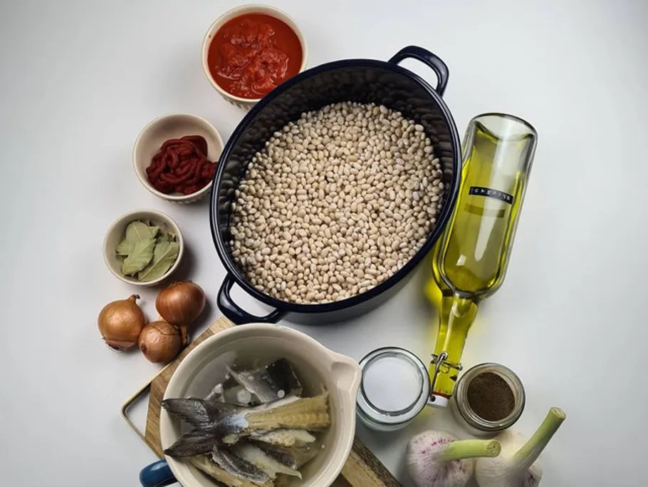 Töpfe mit Zutaten zum Kochen auf einer Arbeitsplatte angeordnet.