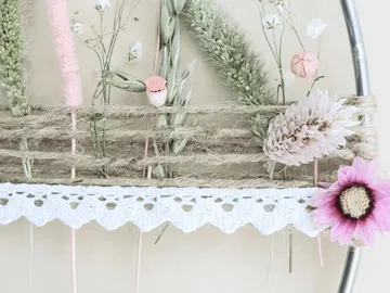 Decorative dried flowers are fixed on a string.