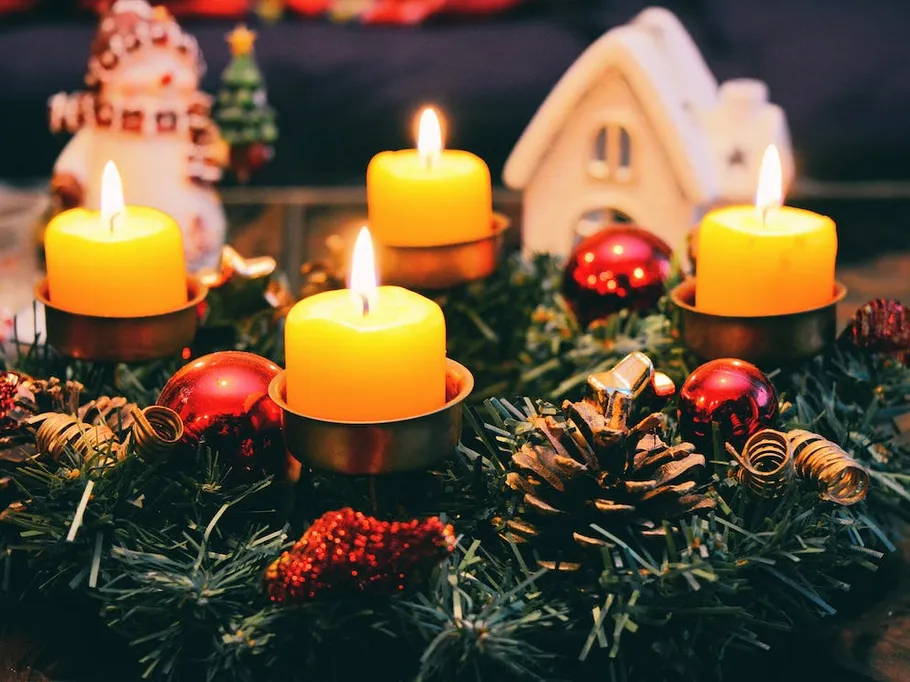 Five burning candles decorate an Advent wreath.