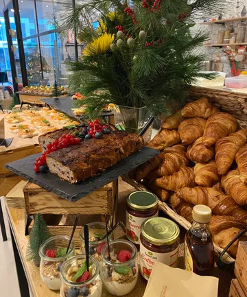 Leckeres Frühstücksangebot mit Gebäck, Obst und Marmelade.