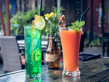 Zwei Cocktails stehen auf einem Tisch in einer Bar.
