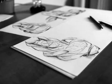 Skizzen auf Papier zeigen detailierte Zeichnungen von Fischen.