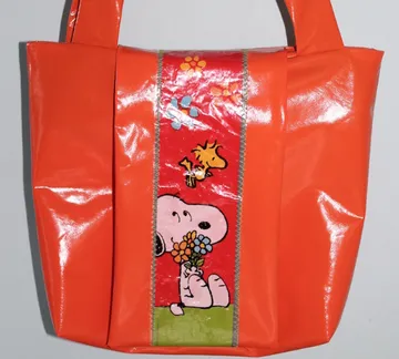 Orange Tasche mit Snoopy und Woodstock, blühend in der Mitte.