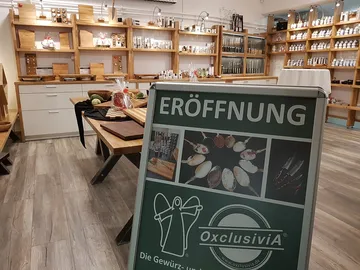 A sign indicates the opening of a spice shop.