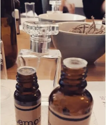 Glasflaschen stehen auf einem Tisch neben einer Schüssel.