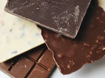 Schokolade liegt übereinander in verschiedenen Sorten.