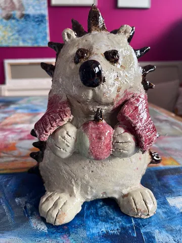 An article shows a hedgehog holding apples.