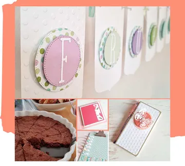 Dekorative Karten und Kuchen auf einem Tisch im Hintergrund.